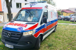 Sąsiedzi byli świadkami makabrycznych scen. 70-latka nie żyje, jej syn trafił do szpitala