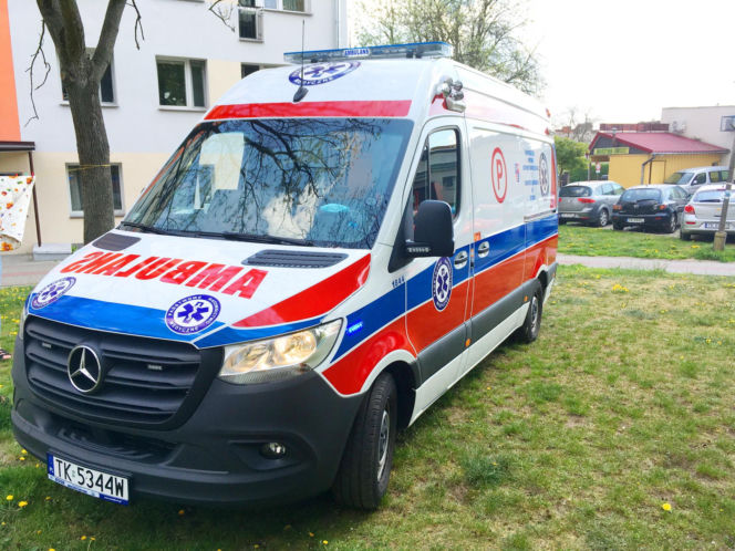 Sąsiedzi byli świadkami makabrycznych scen. 70-latka nie żyje, jej syn trafił do szpitala