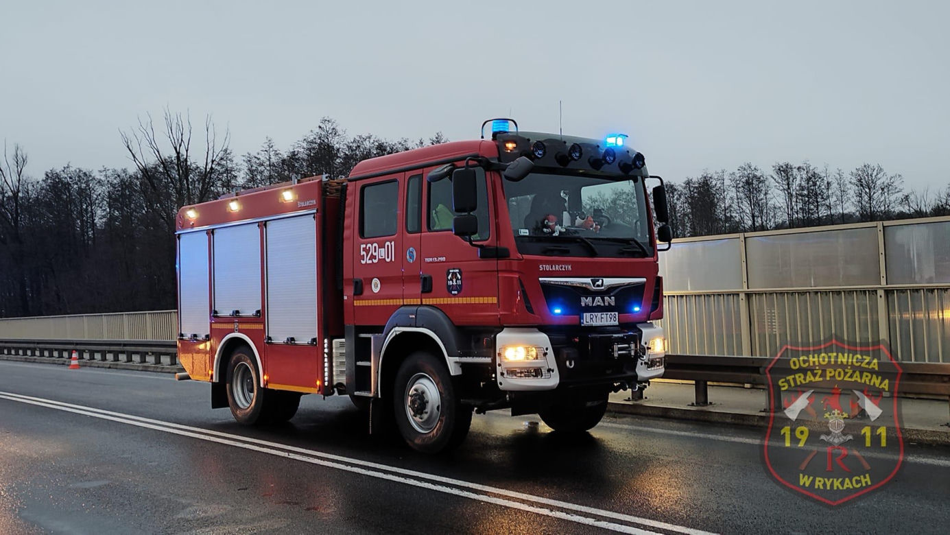 Zderzenie ciężarówki z karetką w pow. ryckim. Załoga pogotowia trafiła do szpitala