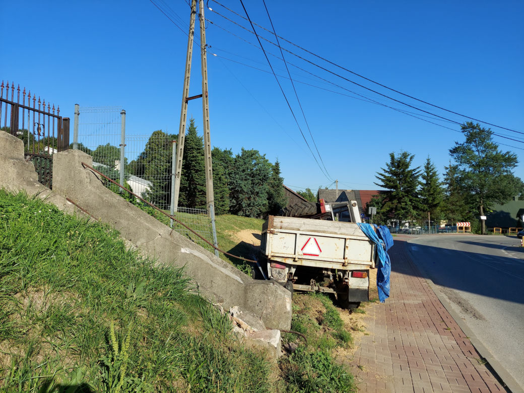 Ciągnik z pszenicą wylądował w rowie