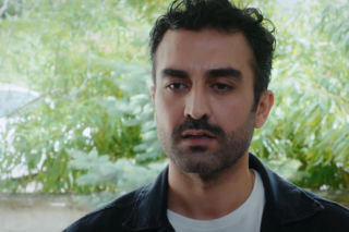 Dziedzictwo, odcinek 896: Derya robi wszystko, co w jej mocy, by odizolować Ayse od Ferita. Jej dziwne zachowanie nie uchodzi uwadze policjanta