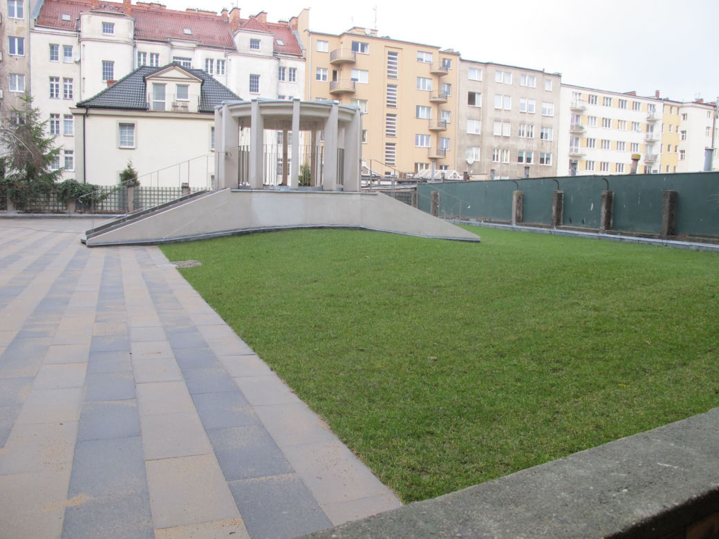 Modernistyczna kamienica zyskała odnowione podwórze