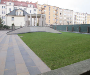 Modernistyczna kamienica zyskała odnowione podwórze