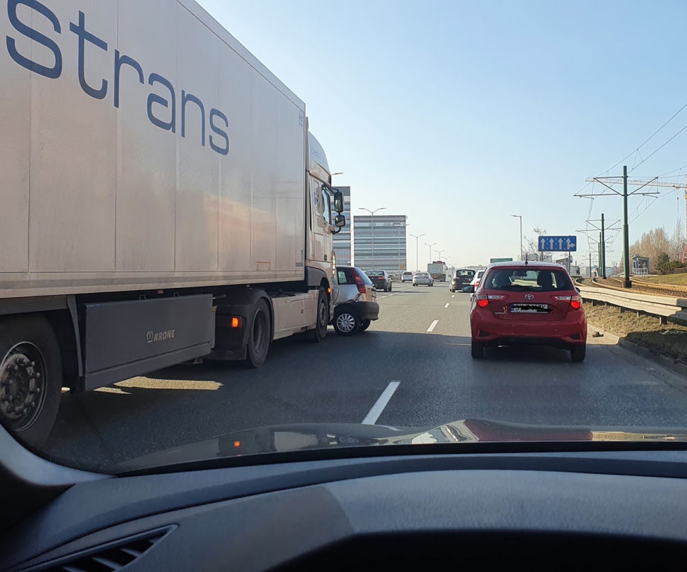 Potężne korki na DTŚ w Katowicach. Samochód ciężarowy zderzył się z osobówką