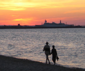 Jesienne oblężenie na wybrzeżu. Turystów przyciąga nie tylko plaża, lecz także ceny