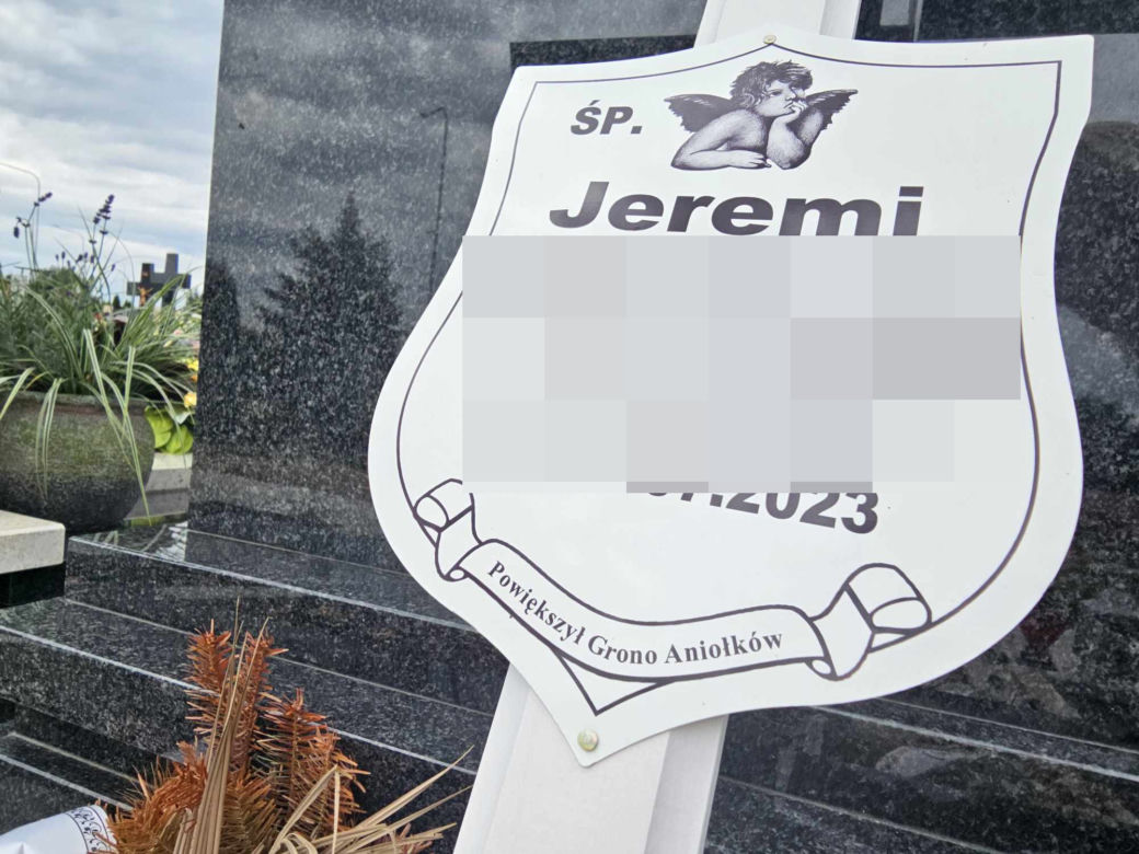Pluszowe misie strzegą grobu Jeremiego. 3-latek zakrztusił się winogronem [GALERIA]