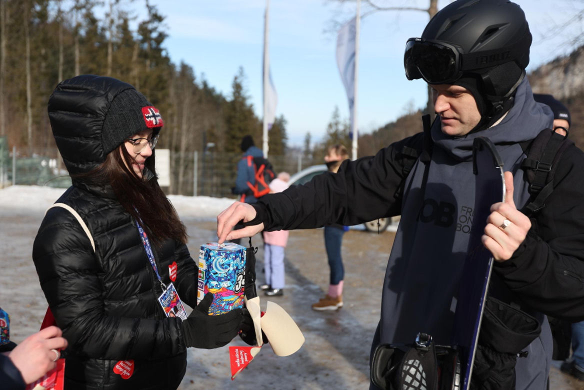 Zakopane. Wolontariusze WOŚP kwestują w Kuźnicach.