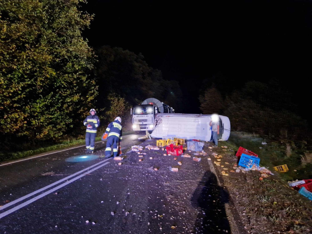 Smyków. Kierowca dostawczego mercedesa wylądował w rowie i dachował