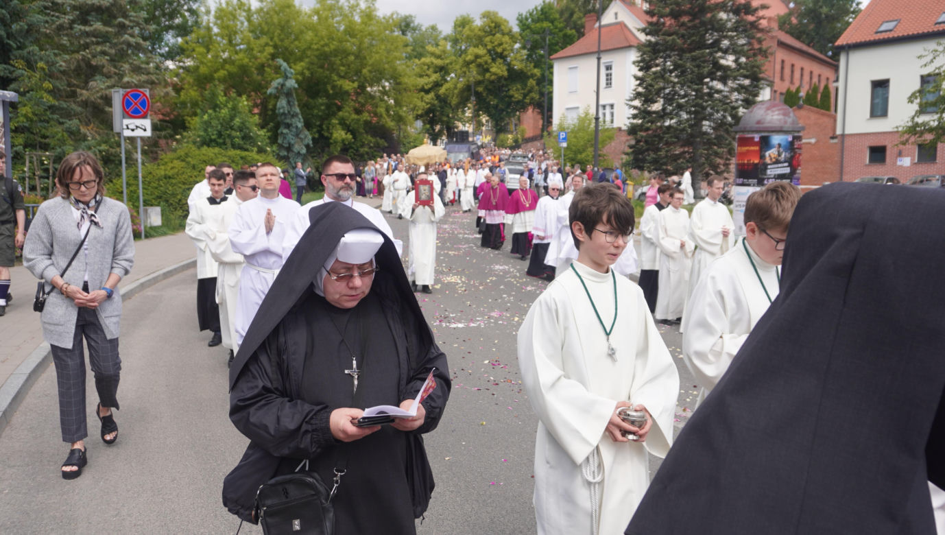 Boże Ciało 2025. Tysiące osób uczestniczyło w olsztyńskich procesjach