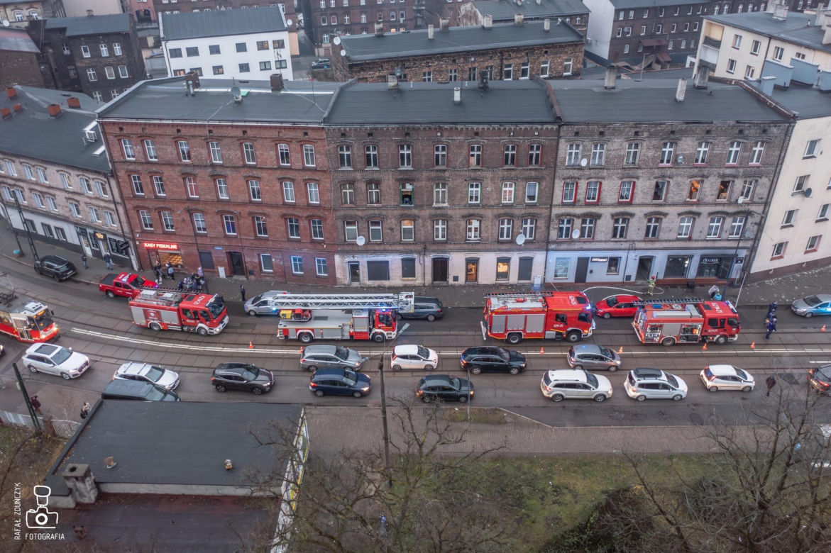 Duże utrudnienia na ul. Katowickiej w Świętochłowicach. Trwa interwencja straży pożarnej