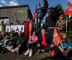 Tłum stanął w obronie matki i chorego 15-latka. Blokada eksmisji w Poznaniu! 