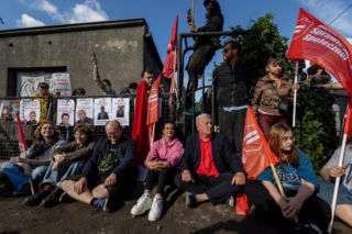 Tłum stanął w obronie matki i chorego 15-latka. Blokada eksmisji w Poznaniu! 