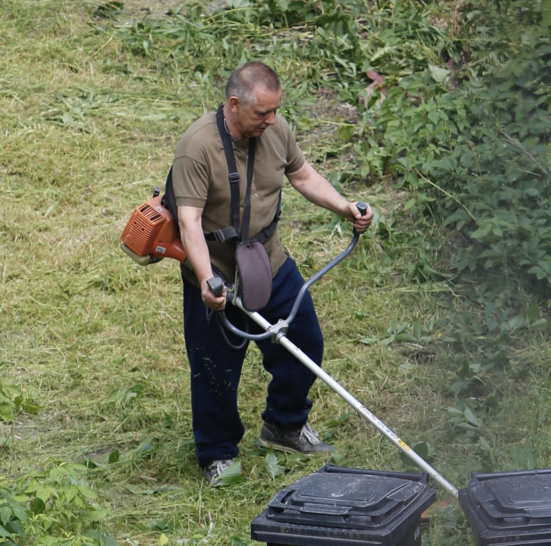 Marian Banaś podczas wiosennego koszenia trawy