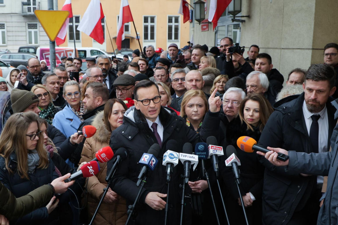 Mateusz Morawiecki pojawił się w budynku prokuratury w Warszawie. Ma usłyszeć zarzuty ws. wyborów korespondencyjnych z 2020 roku