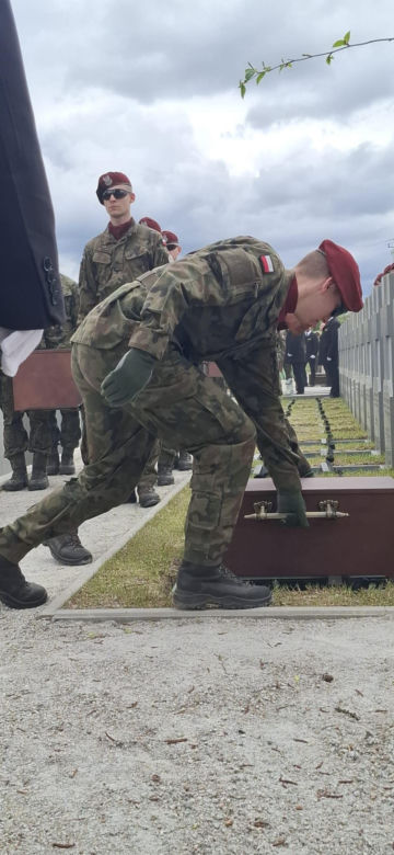 „Dziś wracają do siebie”. Pogrzeb żołnierzy NSZ po dekadach od komunistycznej zbrodni