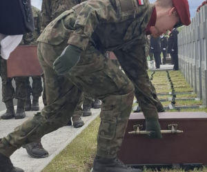 „Dziś wracają do siebie”. Pogrzeb żołnierzy NSZ po dekadach od komunistycznej zbrodni
