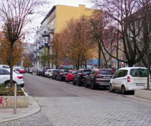 Pełne parkingi na ulicach