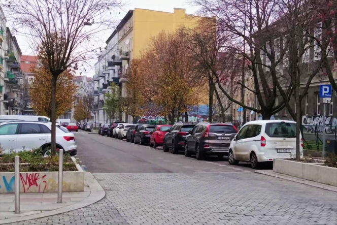 Pełne parkingi na ulicach