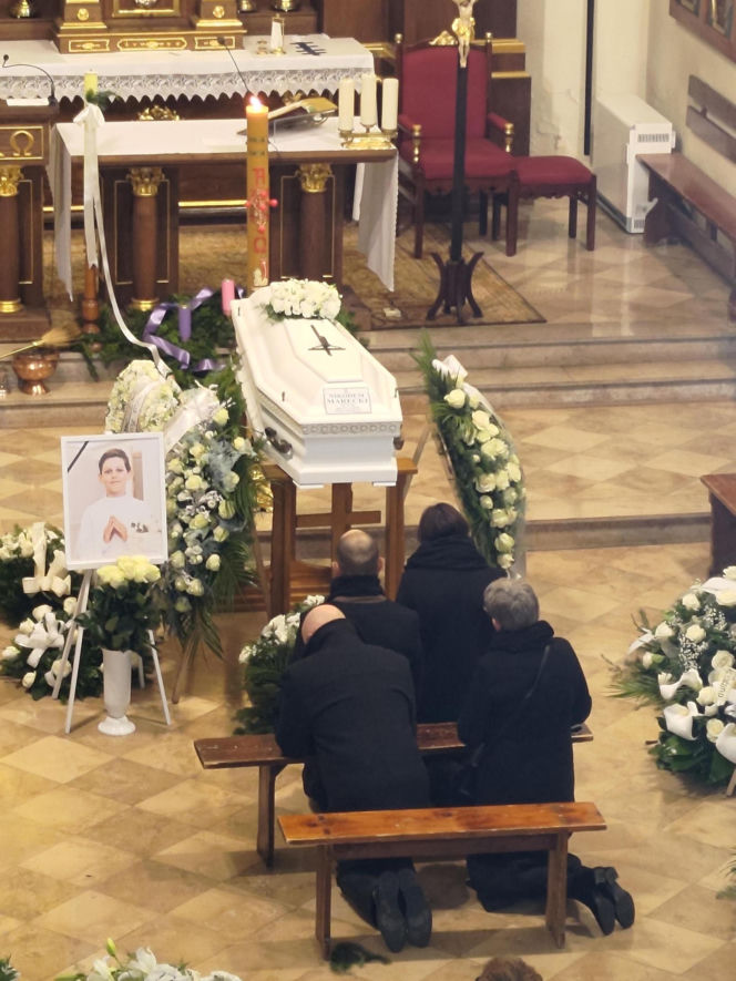 Pogrzeb 11-letniego aktora. Nikodem Marecki spoczął w białej trumnie. Żegnały go tłumy