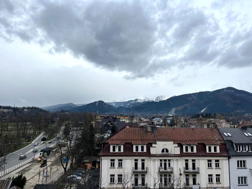 Wymarłe Zakopane przed sezonem. Pustki na Krupówkach i pod Gubałówką