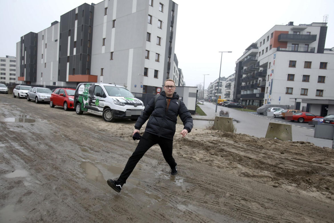 Dojście do nowej stacji przez błoto i plac budowy. PKP Warszawa Grochów jak tor przeszkód 