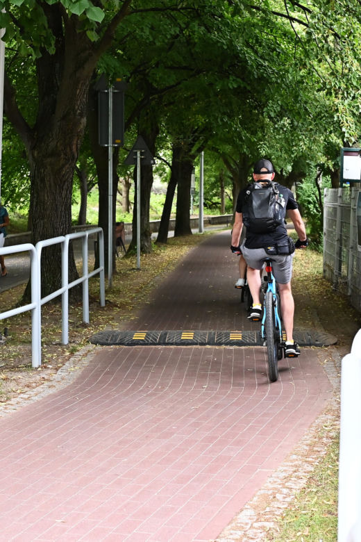 Progi zwalniające na trasach rowerowych