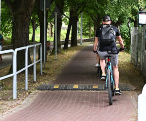 Progi zwalniające na trasach rowerowych