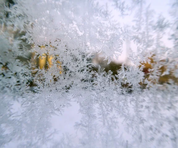 Siarczysty mróz rozlewa się po Polsce. IMGW wydało kolejne alerty