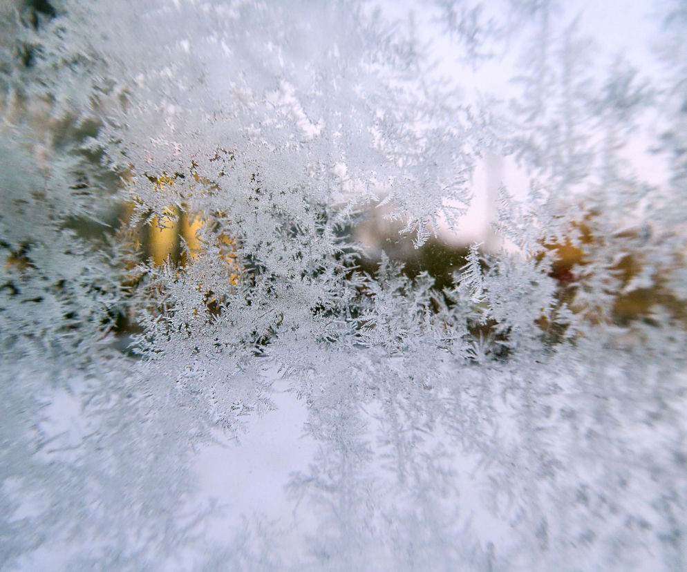 Siarczysty mróz rozlewa się po Polsce. IMGW wydało kolejne alerty