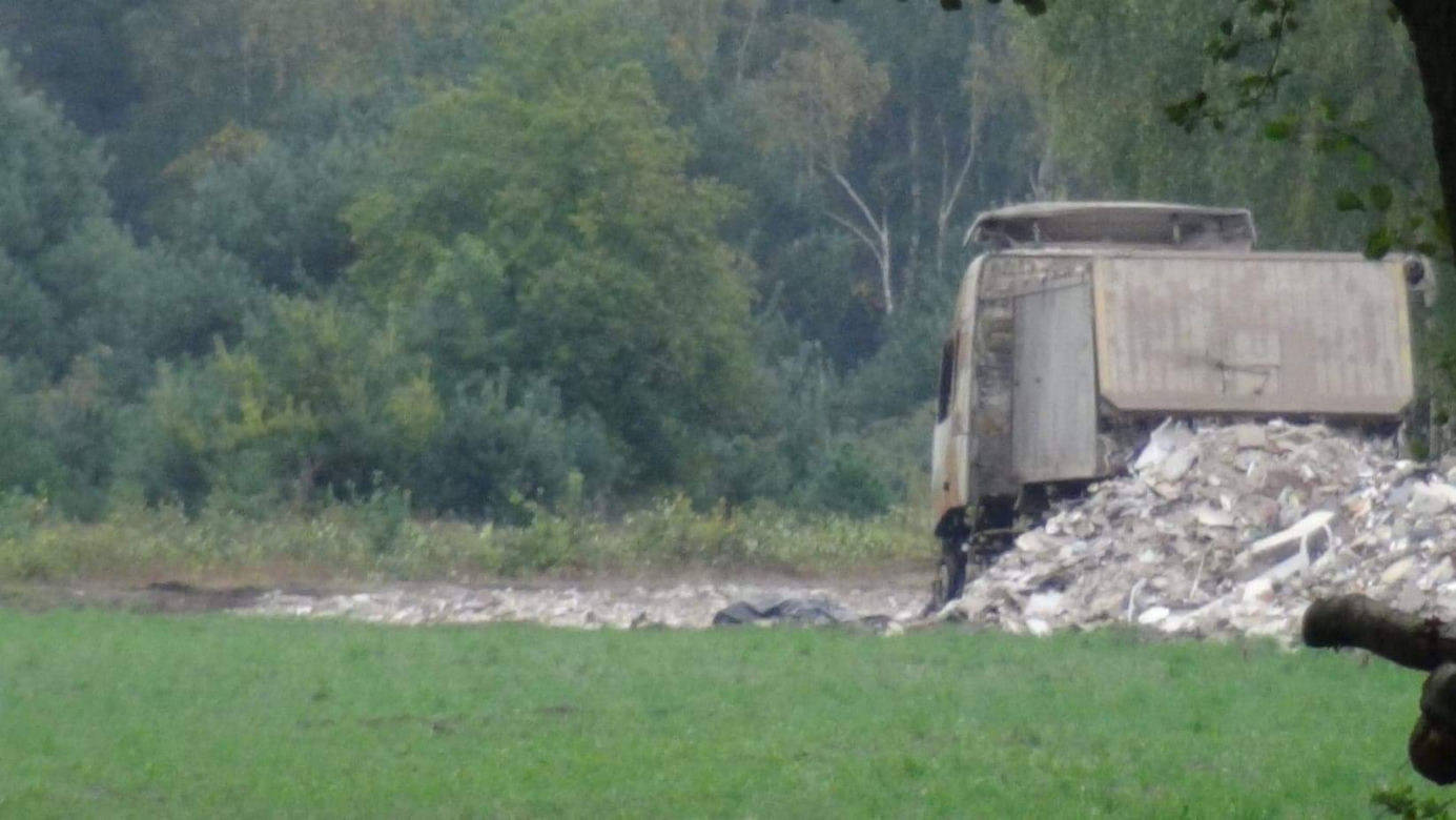 Tragedia w Mostówce. Zwęglone zwłoki mężczyzny przy wywrotce. Zerwała linię energetyczną