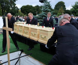 Szok po tragedii w Łodzi. Dziesięć malutkich trumienek na pogrzebie. Tego widoku nie da się wyrzucić z głowy