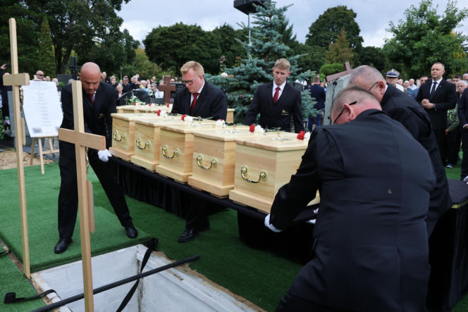 Szok po tragedii w Łodzi. Dziesięć malutkich trumienek na pogrzebie. Tego widoku nie da się wyrzucić z głowy