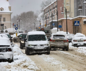 Ostróda w centrum śnieżycy. Burmistrz nocą ratował ludzi. Kierowcy nocowali w urzędzie