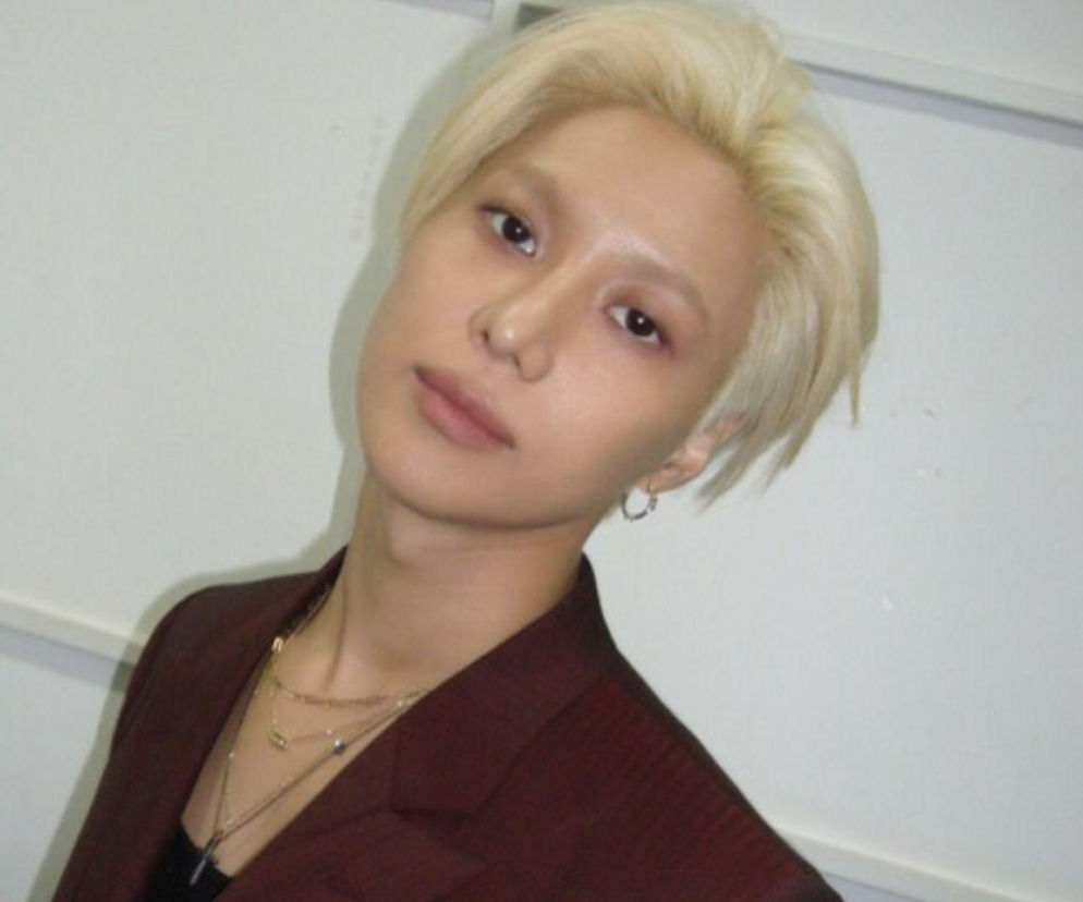 Wokalista Taemin w bordowej marynarce i blond włosach. O cenach biletów na koncert w Łodzi przeczytasz na Eska.