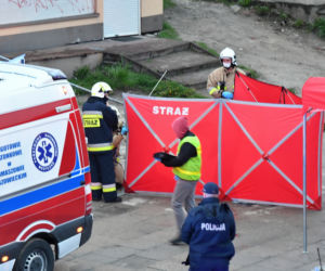 Nożownik z Brzezin z zarzutami. Zginął mężczyzna, policjant został ranny