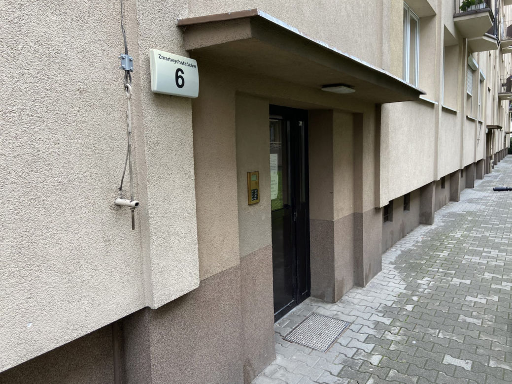 Zabił kolegę siekierą i mieszkał ze zwłokami