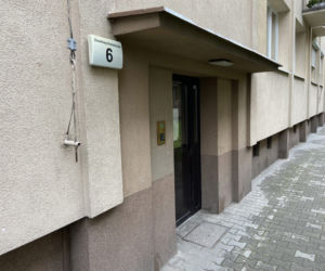 Zabił kolegę siekierą i mieszkał ze zwłokami