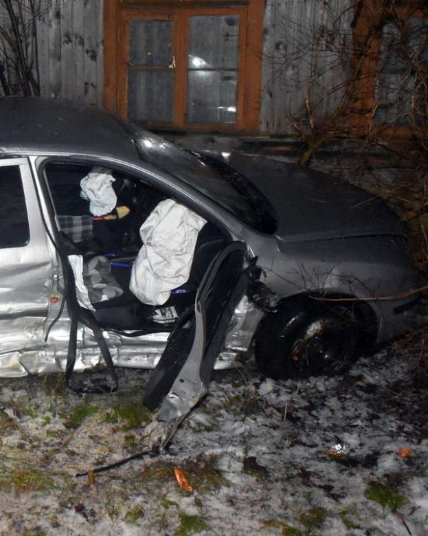 Mława. Pijany roztrzaskał skodę i uciekł z miejsca wypadku zostawiając rannych. Schował się na balkonie