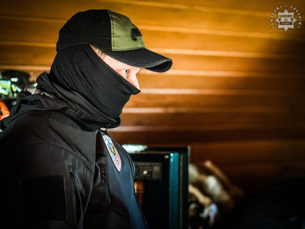 Śląska policja poluje na mafię śmieciową. Kolejne osoby zatrzymane. Zarzuty dla 105 osób