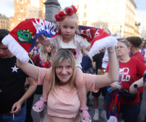 Dramat podczas fety Wisły Kraków. 11-latka trafiona petardą trafiła do szpitala