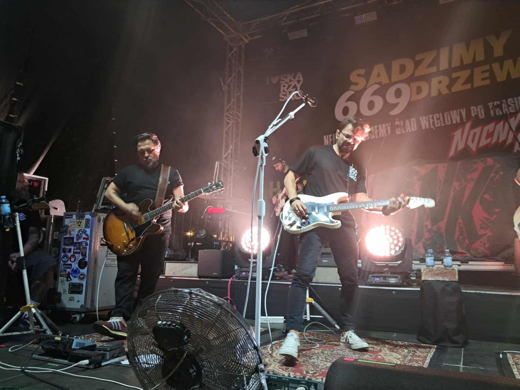 Posadzili drzewa, a następnie dali gorący koncert. Finał akcji zespołu Nocny Kochanek w Skarżysku