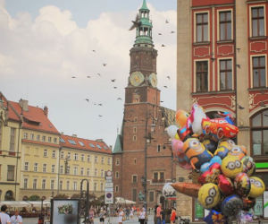 Rynek wciąż oblegany jest przez rzesze turystów