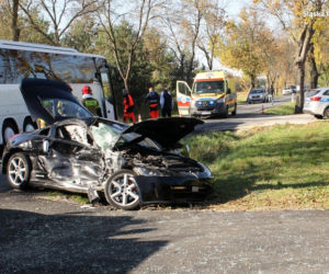 Miedźno: Nissan uderzył w autobus z dziećmi. Kierowca uciekał przed policją [ZDJĘCIA]