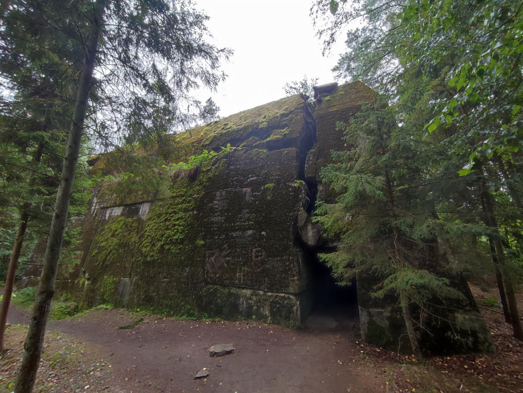 Czarny Szaniec na Mazurach. Bunkry Himmlera ukryte w lesie koło Pozezdrza [ZDJĘCIA]