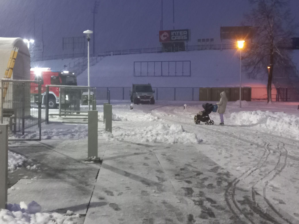 Pod ciężarem śniegu zapadło się zadaszenie lodowiska w Lesznie! Na miejscu pracują służby