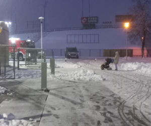 Pod ciężarem śniegu zapadło się zadaszenie lodowiska w Lesznie! Na miejscu pracują służby