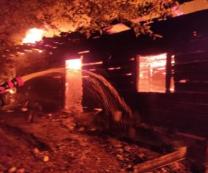 Pożar domu w Borowej. Nie żyją trzy osoby