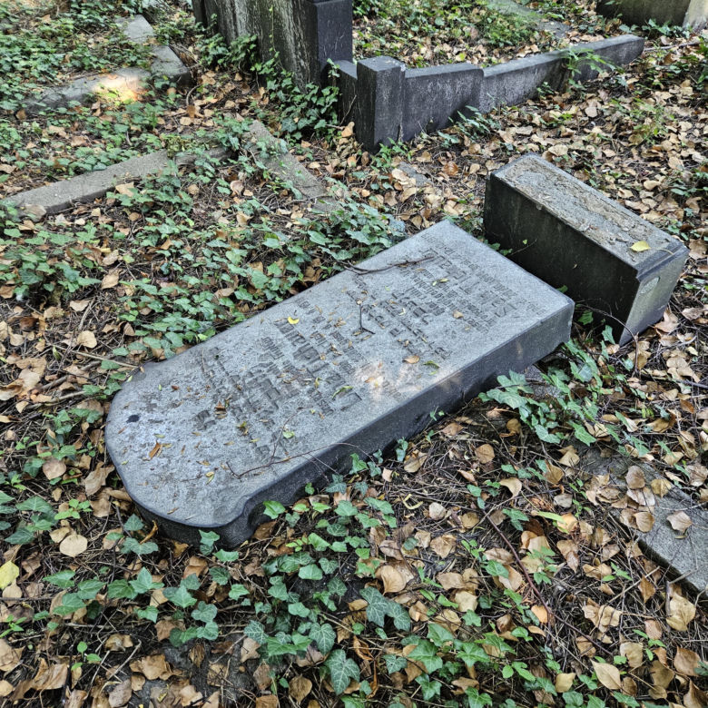Wandale zdewastowali kilkanaście nagrobków na Cmentarzu Żydowskim w Katowicach