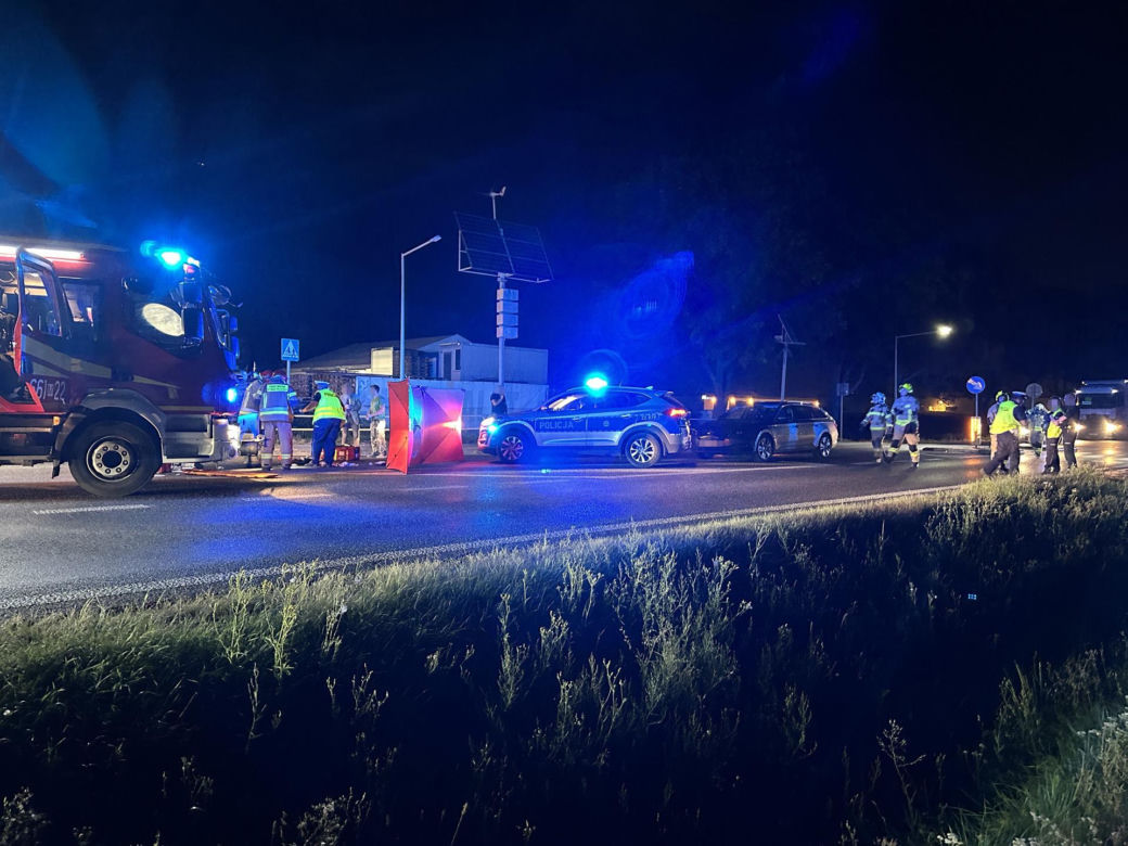 Koszmarne potrącenie człowieka w Święcicach. Na ulicę wysypały się pomidory. Lądował LPR