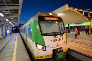 Młody mężczyzna wtargnął na tory, 21-latek nie żyje. Pociągi opóźnione nawet godzinę